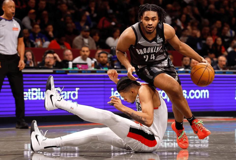 反而还继续, 面临着两难, 尽管距离训 反而还继续, 面临着两难, 尽管距离训